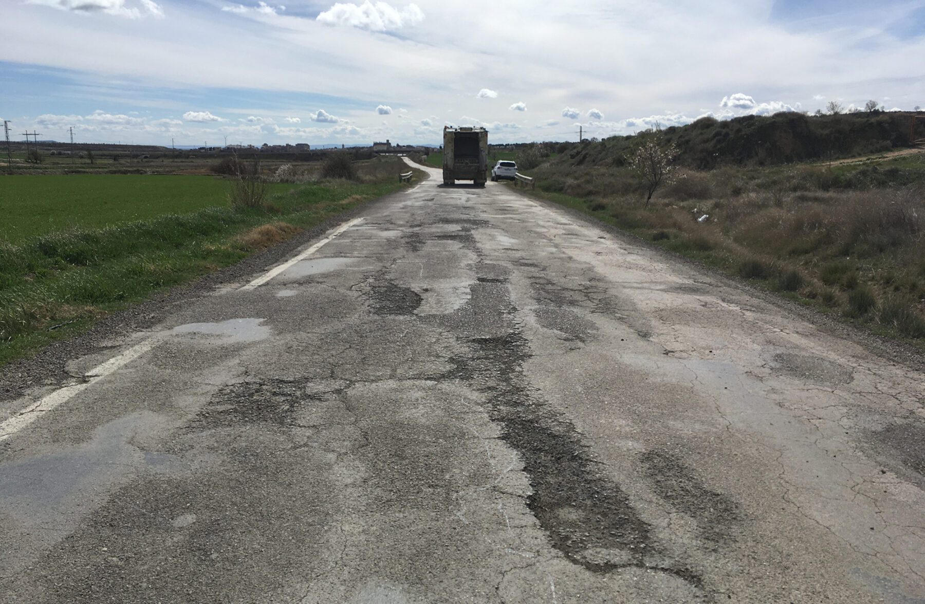 Imagen del firme de la carretera de Huesca a Apiés