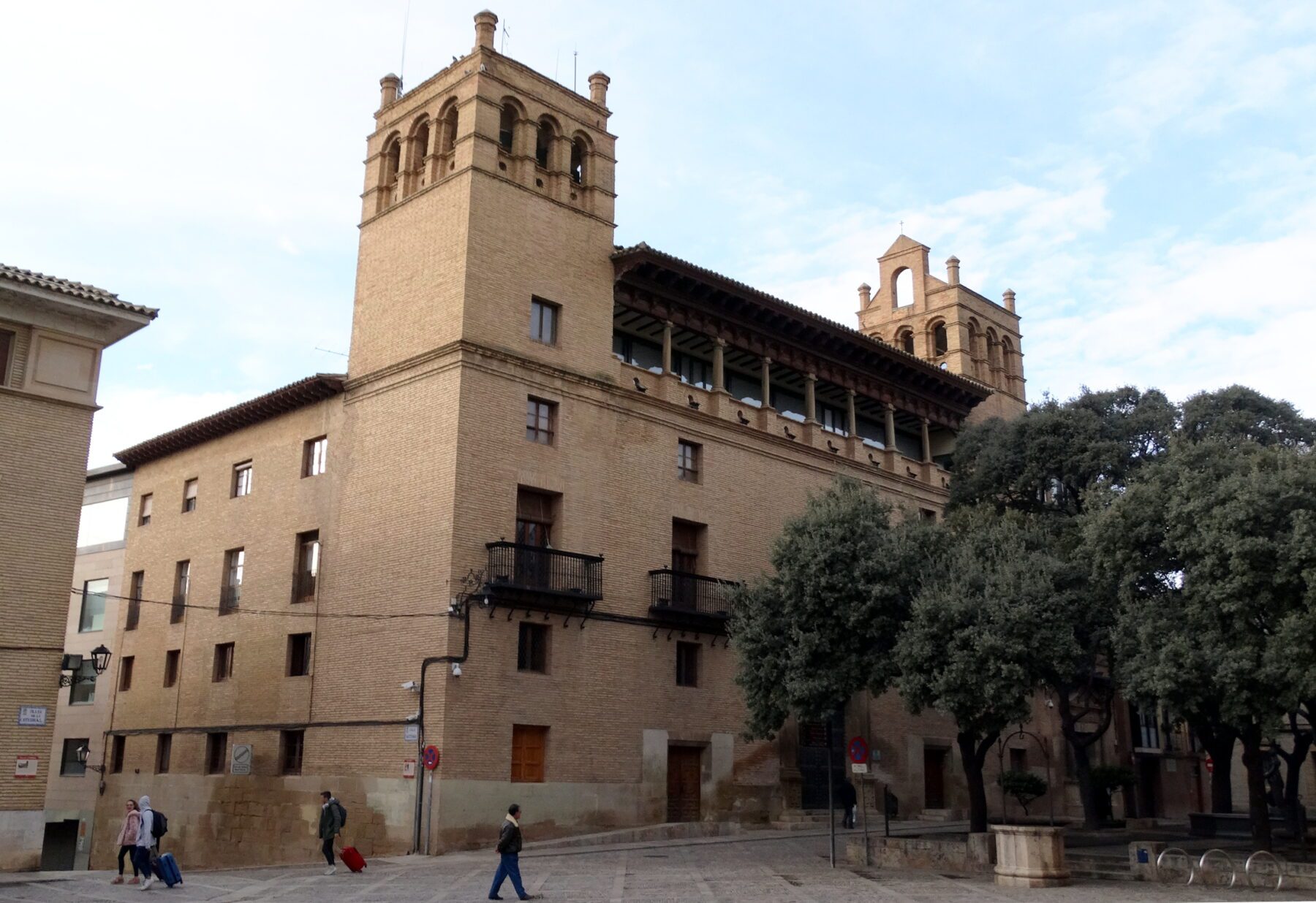 Imagen este invierno del Palacio municipal de Huesca